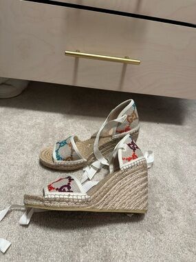 Gucci Wedge Espadrille Sandals with Multicolor Embroidered Detail - White